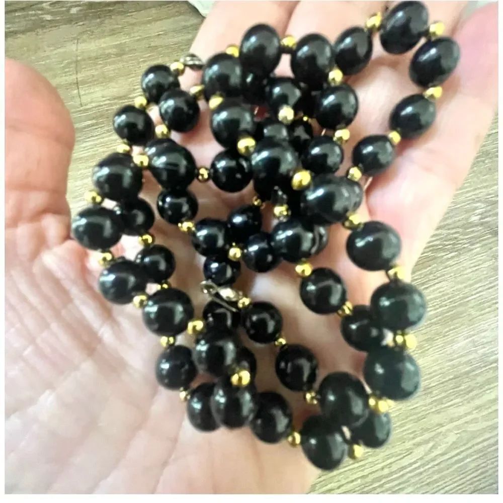 Black and gold tone beaded necklace - Picture 7 of 10